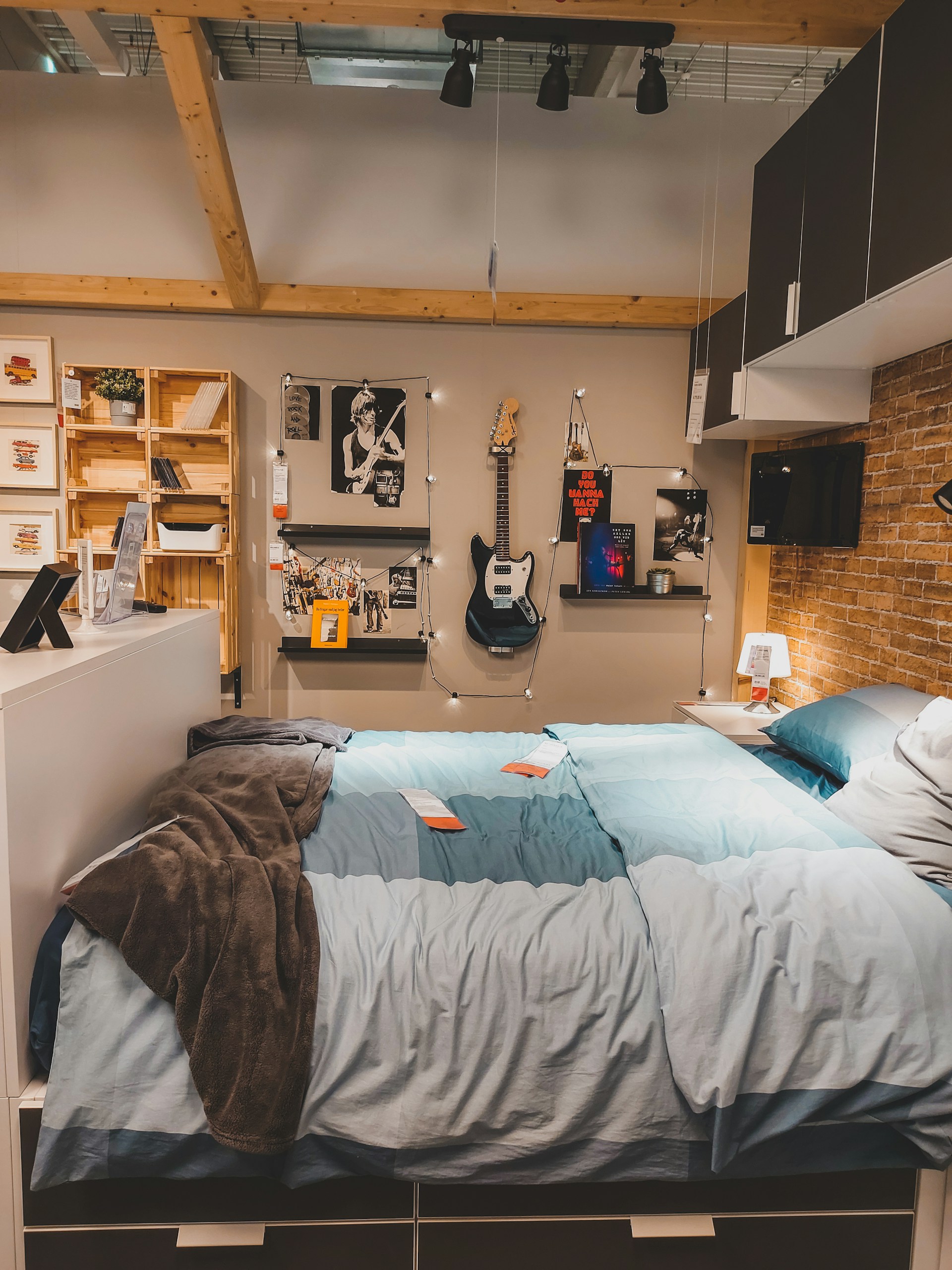 Hálószoba, gitár és más zenés cuccok a falon