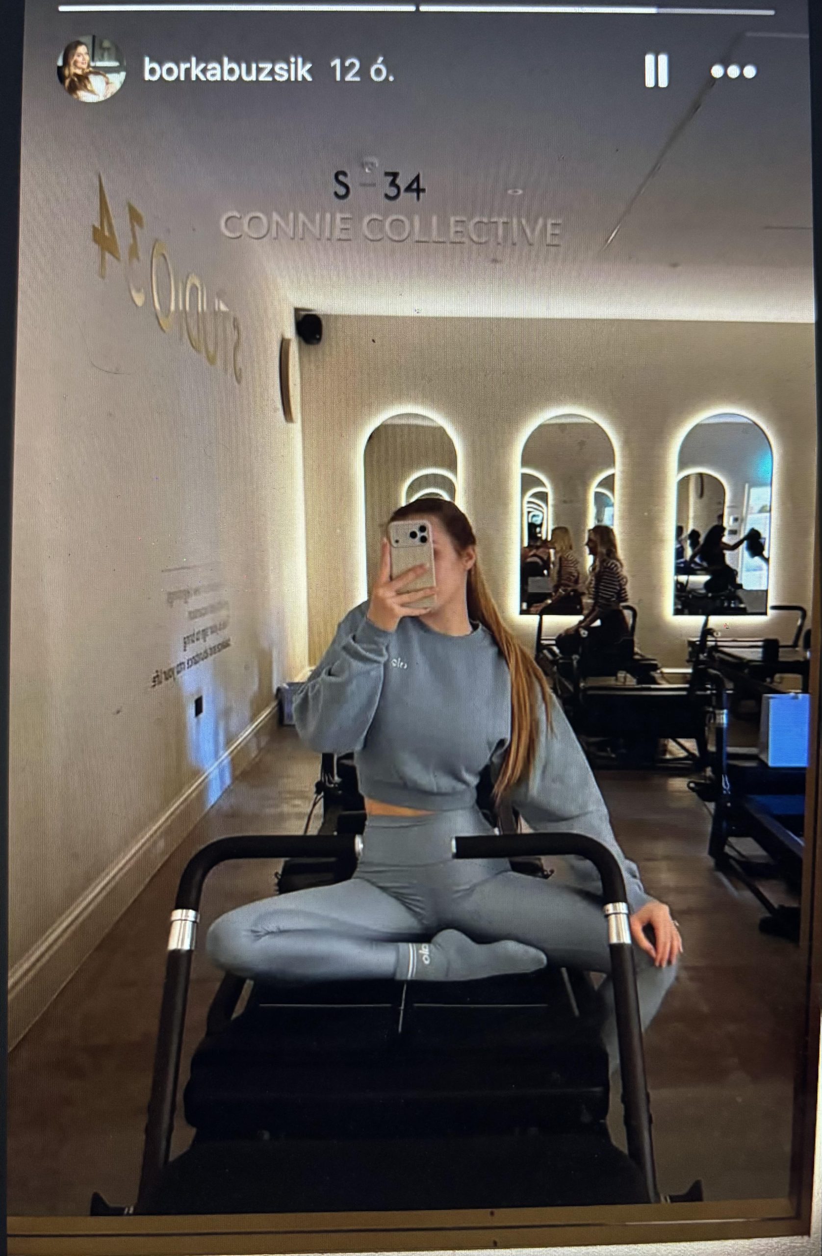 Buzsik Borka szürke edzőszettben pilates teremben szelfizik