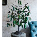 Savanyú uborka karácsonyfadíszek ágakra akasztva