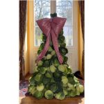 Káposztákból felépített karácsonyfa hatalmas rózsaszín masnival