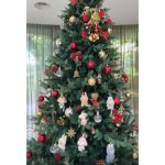 Karácsonyfa Labubukkal díszítve