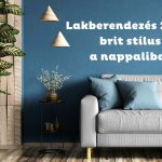 Kék fal, szürke kanapé kék díszpárnákkal, két függőlámpa fehér tölcsér alakú búrával, nagylevelű szobanövény modern nappali részletében