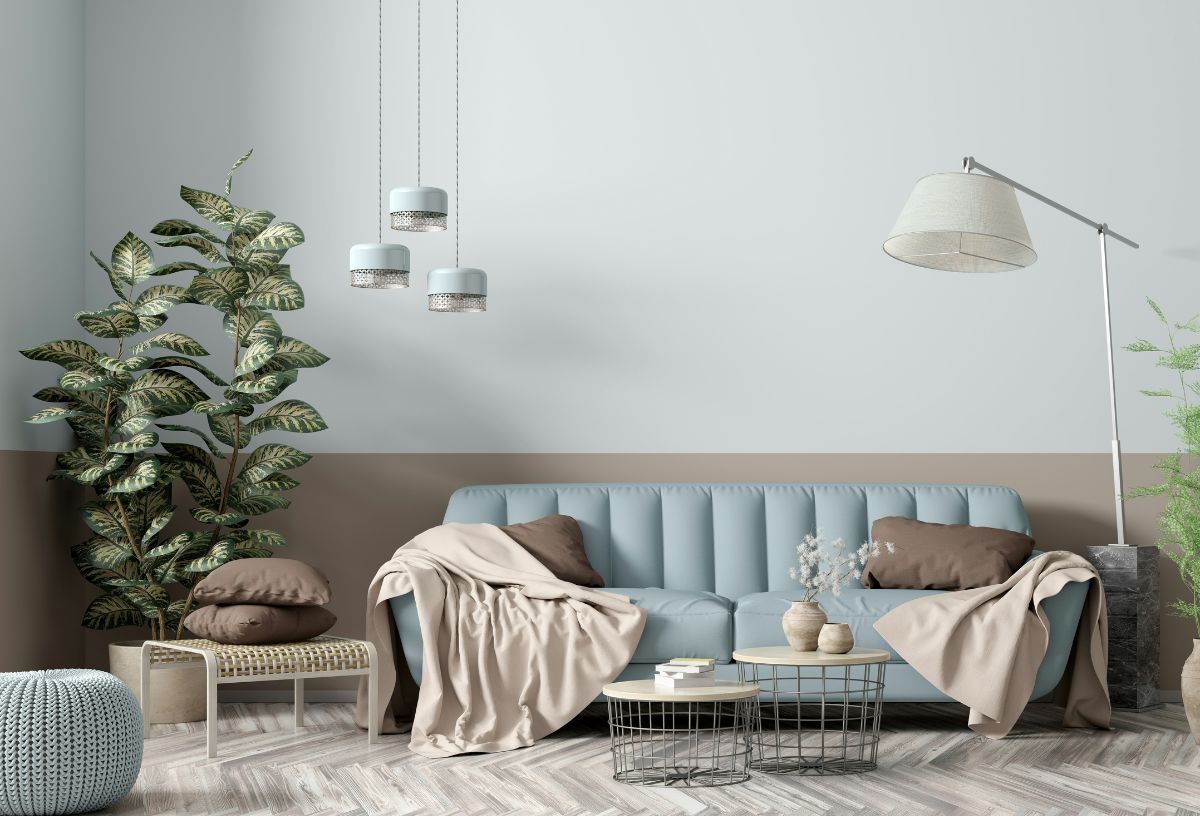 Modern nappali sokféle bútorral, plédekkel, párnákkal, lámpákkal és szobanövénnyel