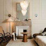 Letisztult nappali márvány kandallóval, hintaszékkel, középen különleges fa asztallal