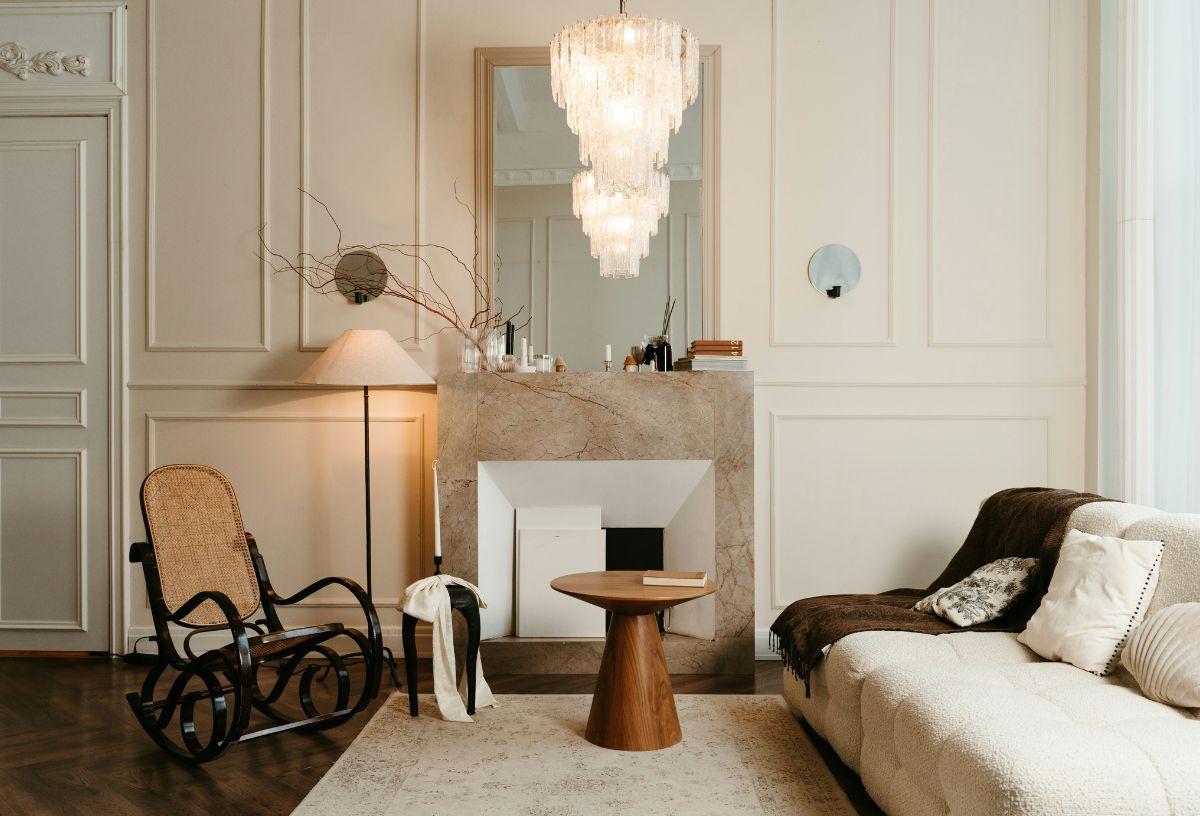 Letisztult nappali márvány kandallóval, hintaszékkel, középen különleges fa asztallal