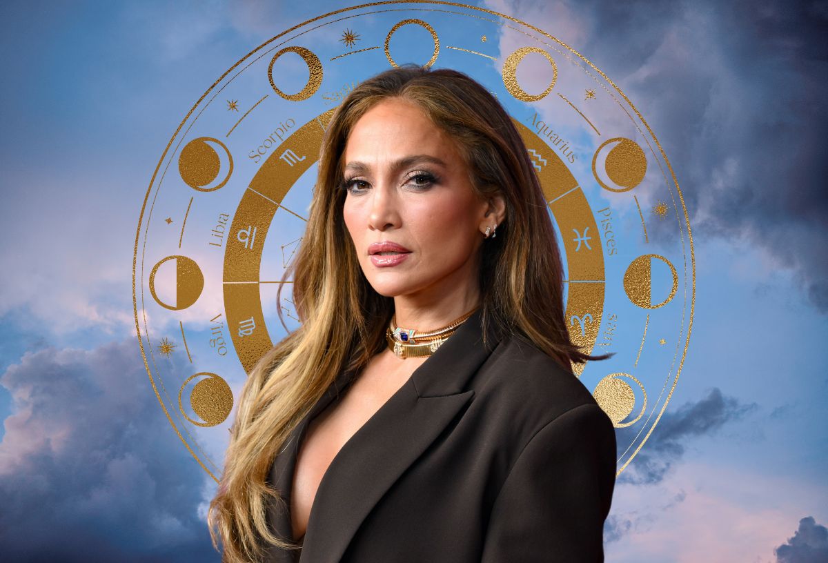 Jennifer Lopez elegáns sminkkel és blézerben, kékesszürke égbolt és csillagjegyek körben a háttérben