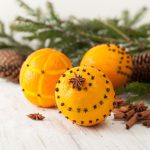Narancs szegfűszeggel tűzdelve karácsonyi dekorációnak