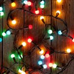 Színes, apró fényekből álló füzér közeli fotón