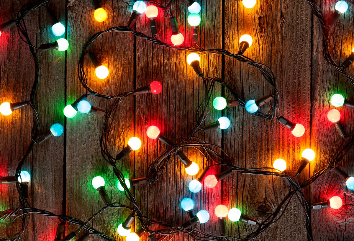 Színes, apró fényekből álló füzér közeli fotón