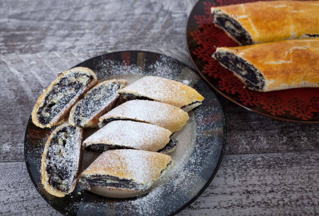 karacsonyi-sutemeny-kviz | Marie Claire Mákos tekercs, bejgliszerű német sütemény