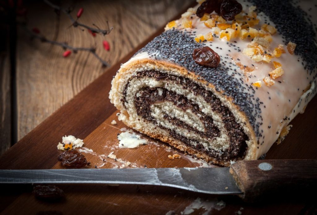 karacsonyi-sutemeny-kviz | Marie Claire Cseh mákos bejgli sütemény fa tálcán