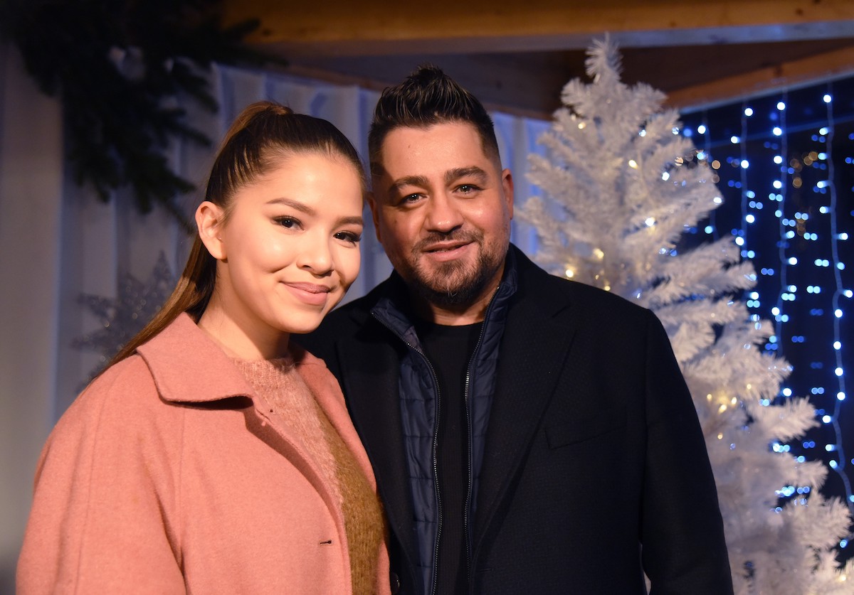 Molnár Ferenc és Szilágyi Szilvi fehér karácsonyfa előtt állnak - Caramel énekes koncertje a Városháza téren