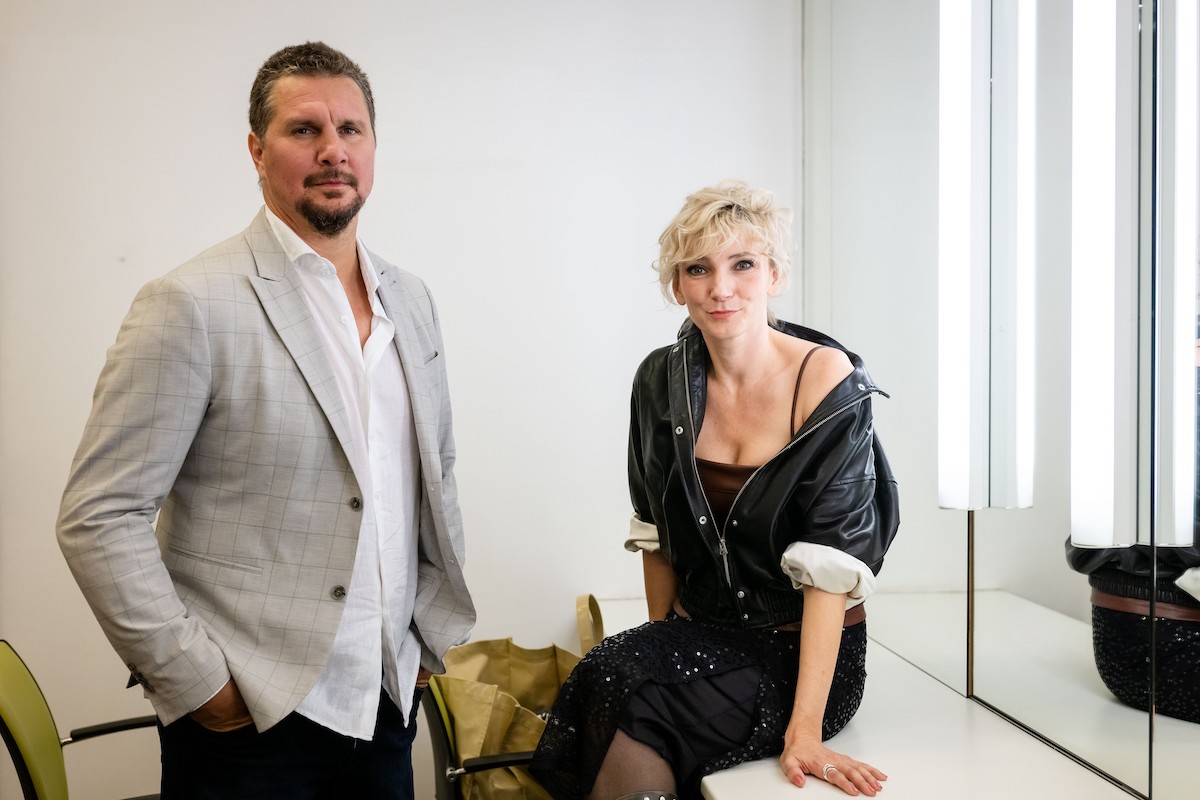 Borbély Alexandra feketében, válvillantós felsőben és Nagy Ervin világos zakóban egymás mellett