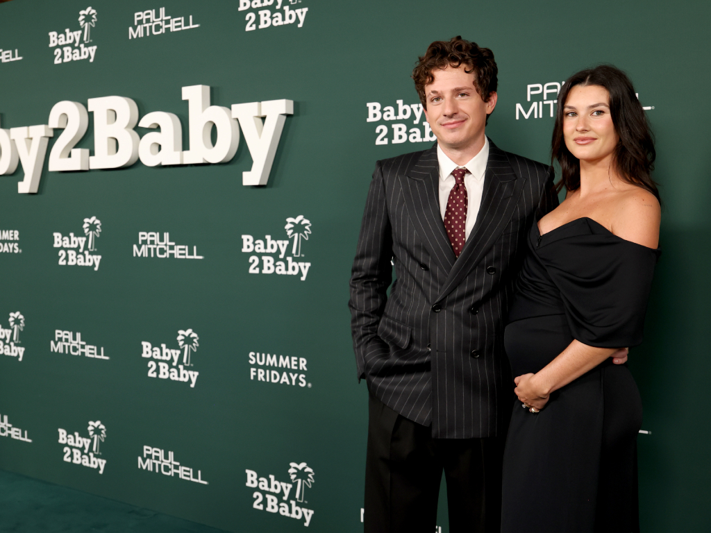 Charlie Puth és várandós felesége, Brooke Sansone a 2025-ös Baby2Baby-gálán
