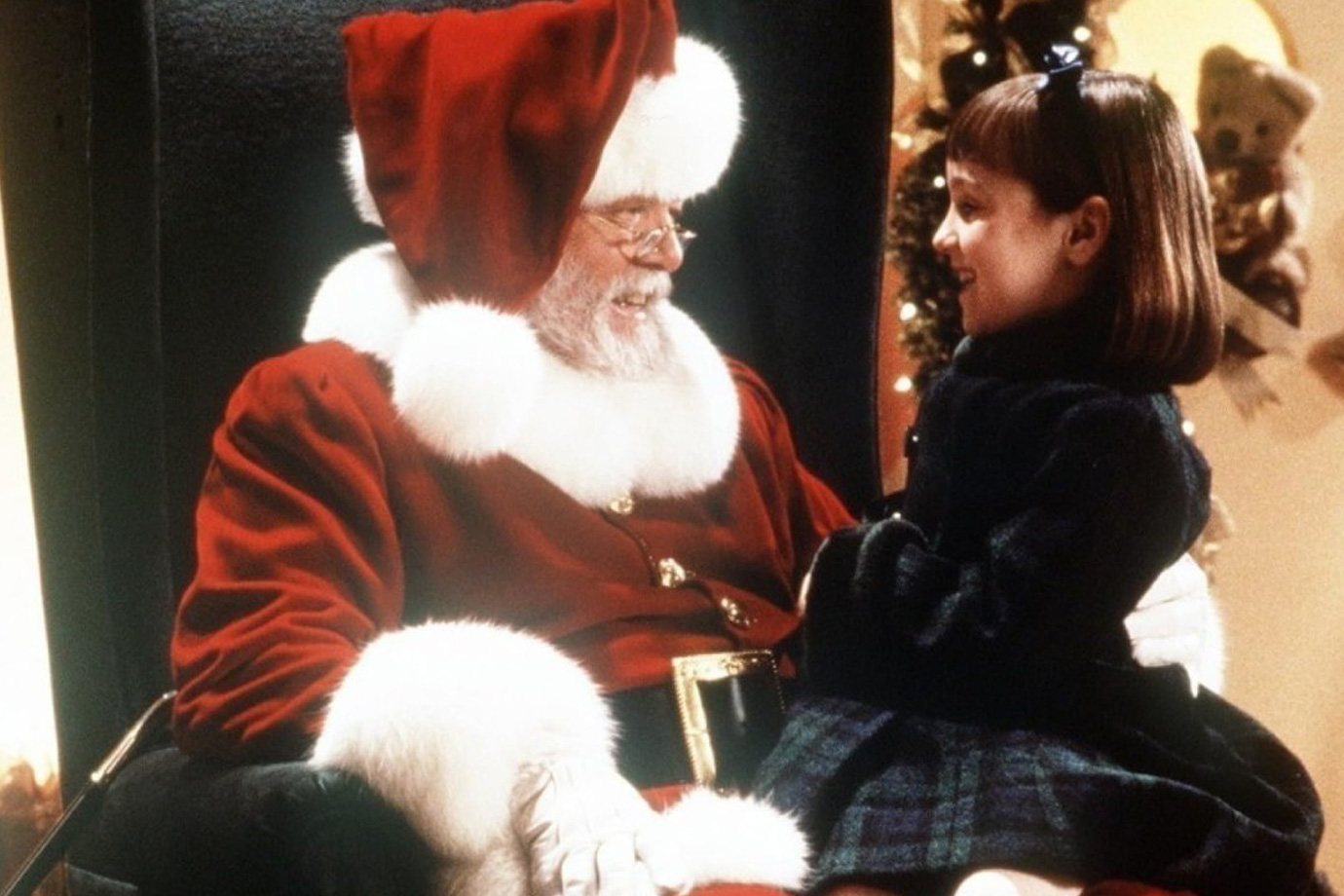 Részlet a Csoda New Yorkban című filmből, amin a kislány éppen a Télapó ölében ül