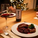 1. Nagy adag, zsíros, fűszeres ételek fogyasztásának mérséklése: A nagy, gazdag ételek, különösen a magas zsír- és fűszertartalmúak, gyakran kiválthatnak savas refluxot, ami a gyomorsav visszaáramlását jelenti a nyelőcsőbe.