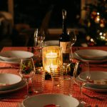 megterített karácsonyi asztal gyertyával