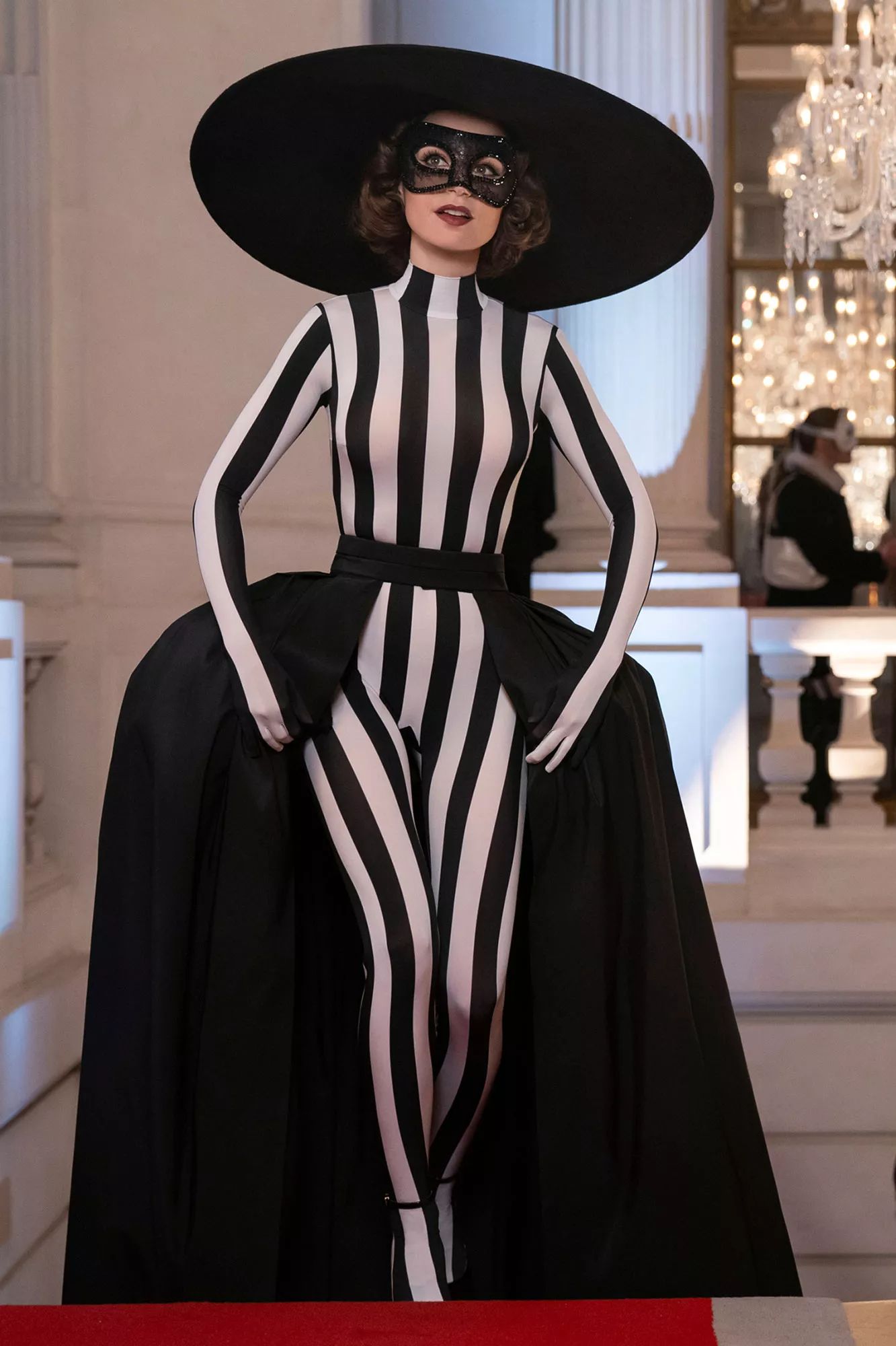 emily-parizsban-ime-emily-legmenobb-ruhai | Marie Claire Emily az Emily Párizsban 3. részben tetőtől talpig csíkos bodyban érkezett, ami egyértelmű tisztelgés a legendás színésznő My Fair Lady (1964) című filmben viselt ikonikus földig érő fehér ruhája előtt.