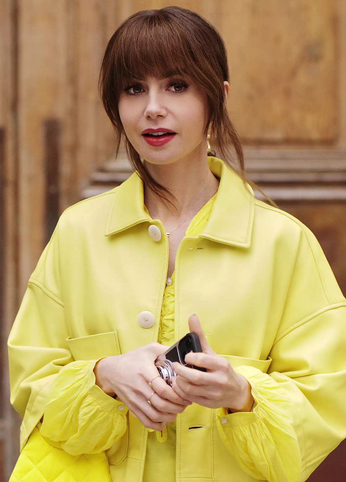 emily-parizsban-ime-emily-legmenobb-ruhai | Marie Claire Emily Párizsban 4. évad, 2. rész (Lily Collins): Emily öltözéke a sárga különböző árnyalataiban ragyog – sárga Sabadell viaszos kabáttól a citromsárga Isabel Marant kord miniszoknyán át egészen a mimózaszín Sergio Rossi magassarkúig.