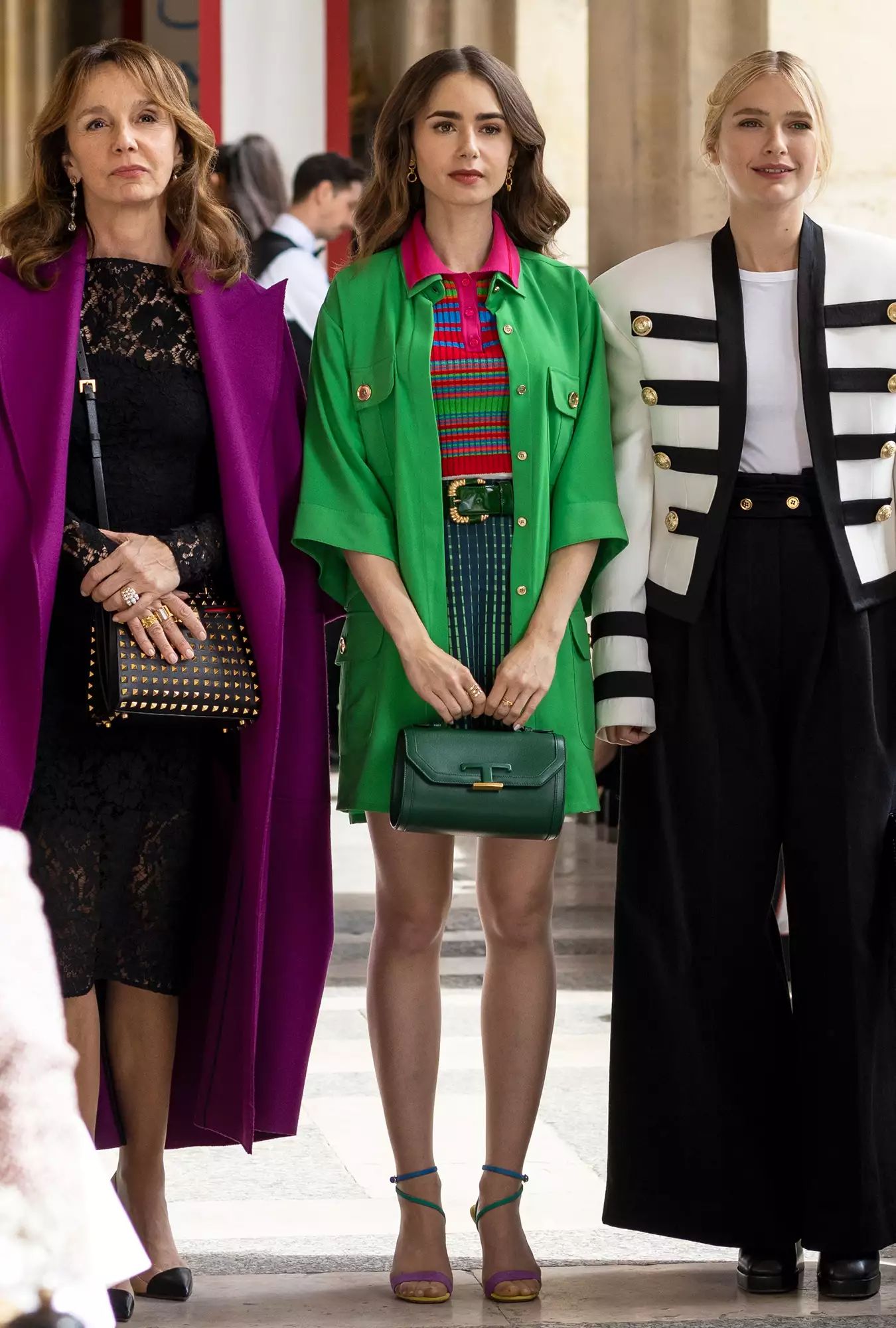 emily-parizsban-ime-emily-legmenobb-ruhai | Marie Claire Emily Cooper (Lily Collins) az Emily Párizsban 2. évad 1. részében zöldben, kezében táska