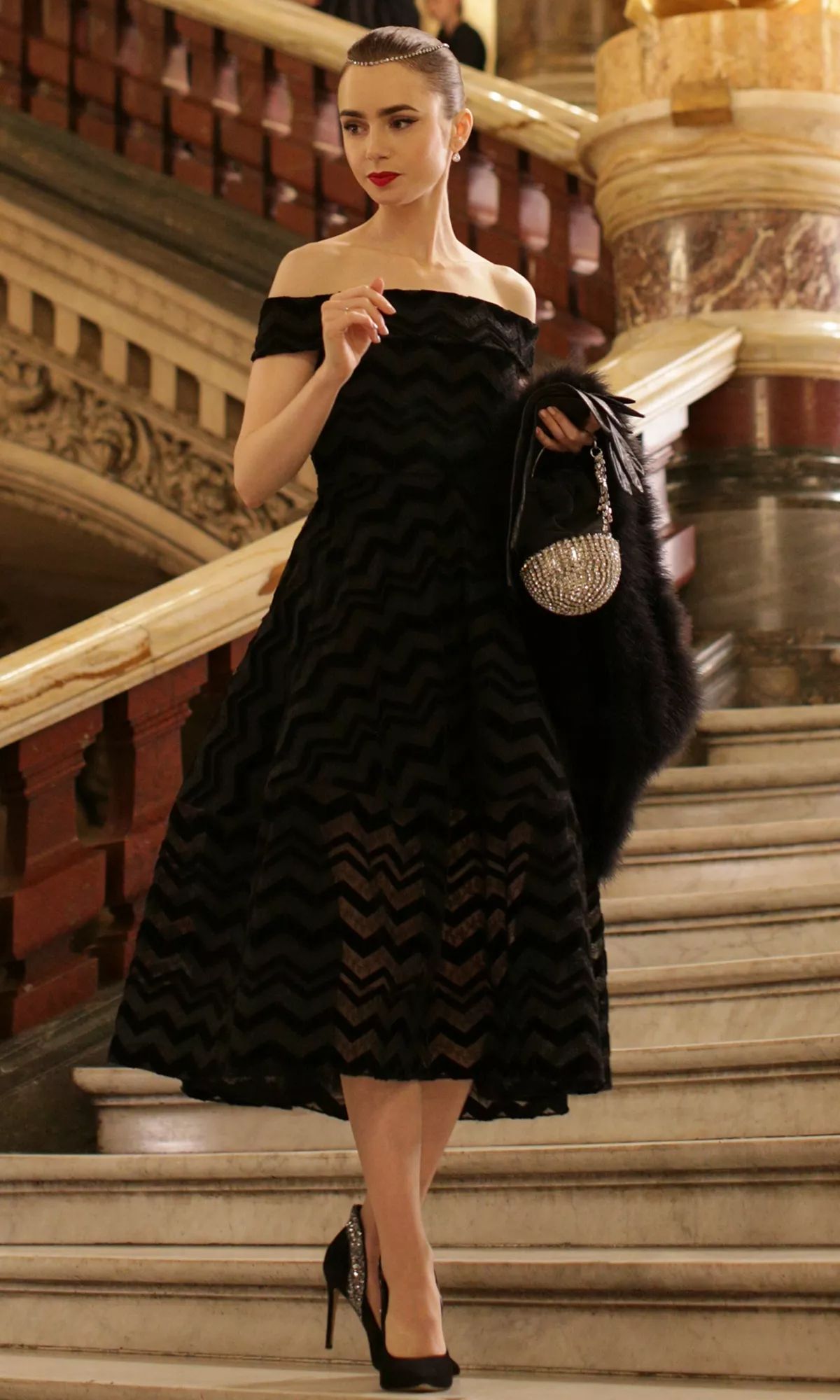 emily-parizsban-ime-emily-legmenobb-ruhai | Marie Claire Emily Cooper (Lily Collins) az Emily Párizsban 1. évad 6. részében fekete tüllestélyiben