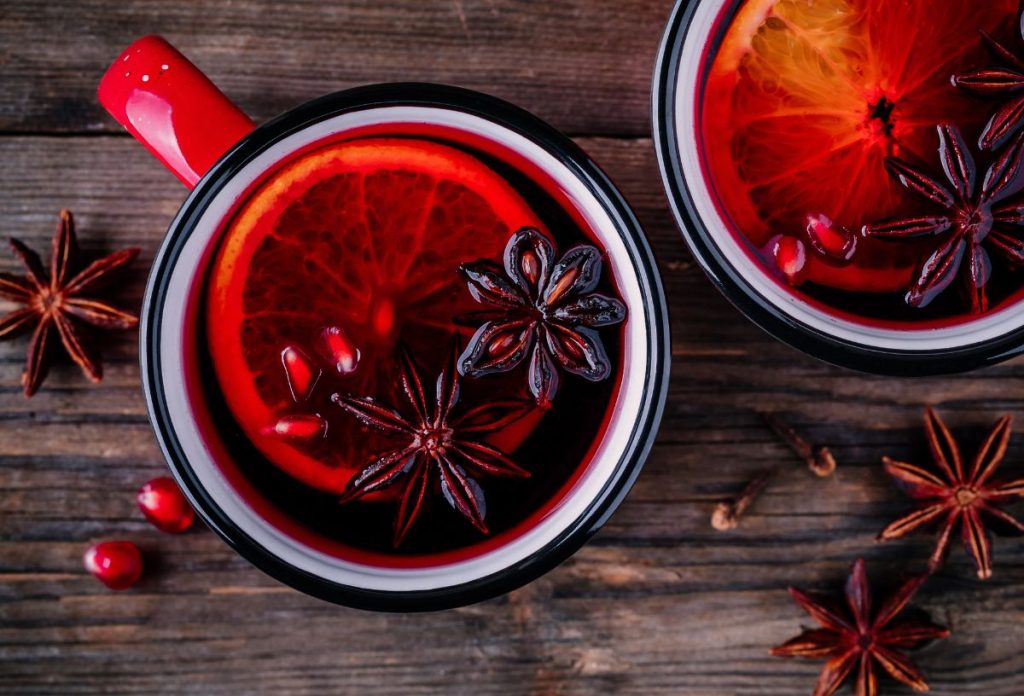 Forralt boros bögrék narancsszeletekkel, ánizzsal, felülnézetben