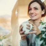 Nő kávét iszik
