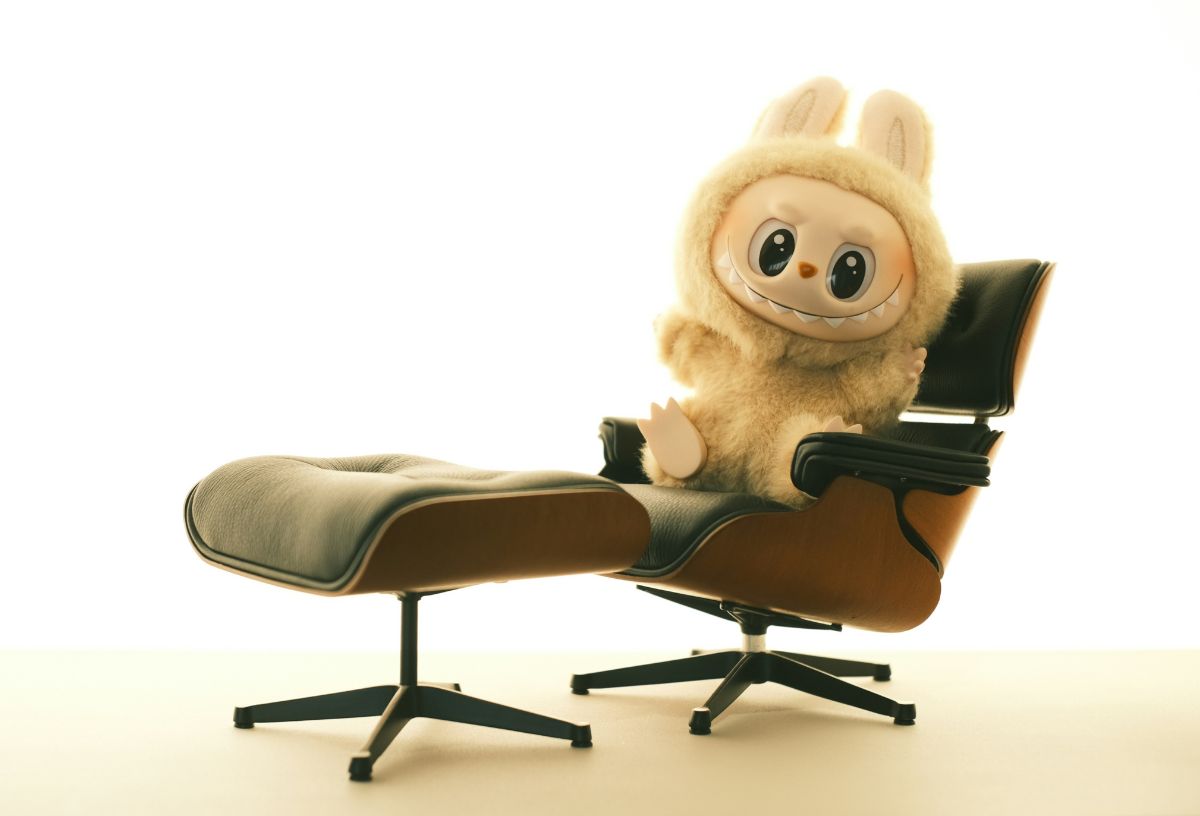 Bézs színű Labubu plüss Eames-fotelben