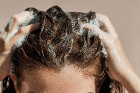 Hajat mosó nő közelről mutatva