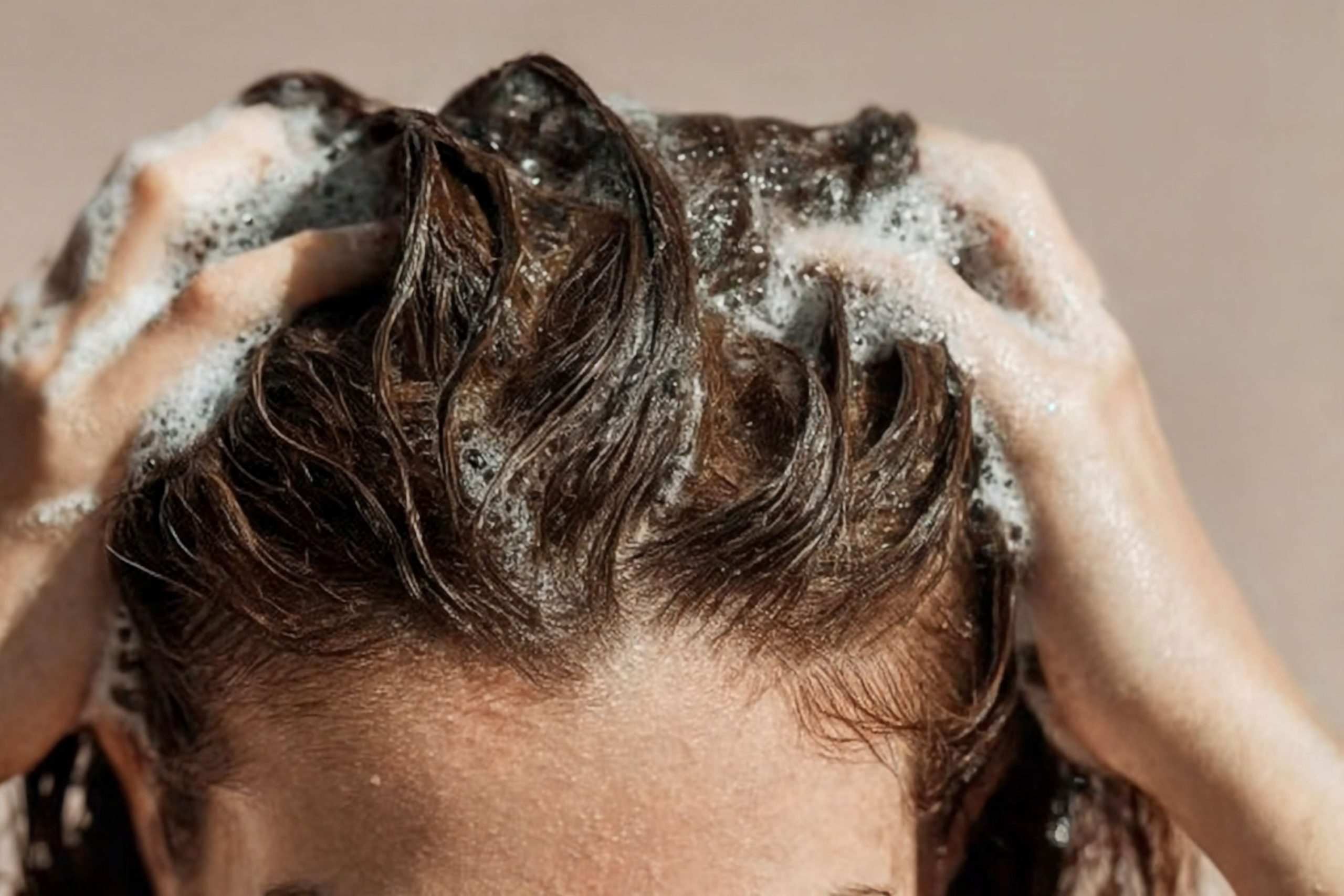 Hajat mosó nő közelről mutatva