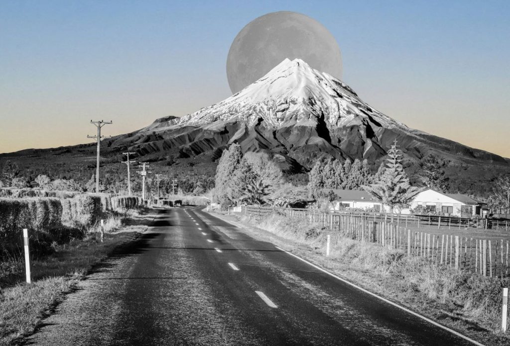 heti-horoszkop-2025-december-15-21-ujhold | Marie Claire Újhold szürke hegycsúcs és autóút mögött, kék égbolttal