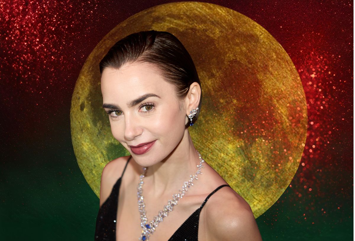 Lilly Collins elegáns fekete ruhában, sminkkel és hátrasimított frizurával, háttérben piros-zöld karácsonyi fények, arany Hold középen