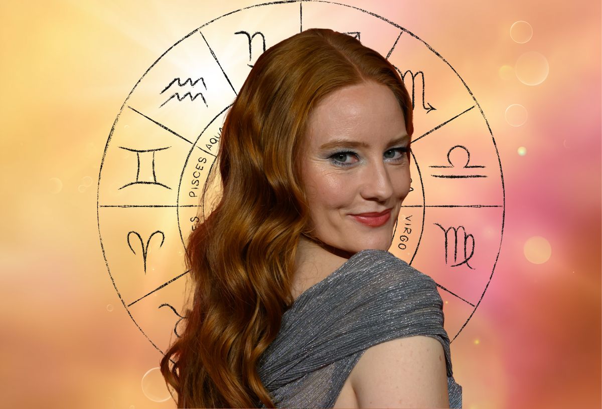 Vörös hajú fiatal nő a válla fölött néz vissza, szürke estélyi ruhában, kék szemhéjfestékkel, piros rúzzsal, narancsszínű égbolt és asztológiai jelek a háttérben