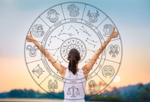 egy nő háttal áll, győzelmet fejez ki, rajta egy horoszkóp szimbólum