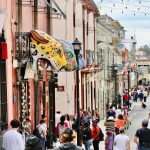 3. Oaxaca, Mexikó: Oaxaca egy vibráló város, tele színekkel, kultúrával és kulináris csodákkal. Gazdag őslakos történelméről és élénk fesztiváljairól ismert, ahol más életstílust tapasztalhatsz meg. Akár a nyüzsgő piacokat fedezed fel, akár az ősi romokat ismered meg, Oaxaca végtelen felfedezési lehetőséget kínál. A Journal of Happiness Studies című folyóiratban megjelent tanulmány szerint a helyi kultúrával való ismerkedés fokozza a boldogságot.