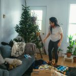 Nő egy rendetlen lakásban