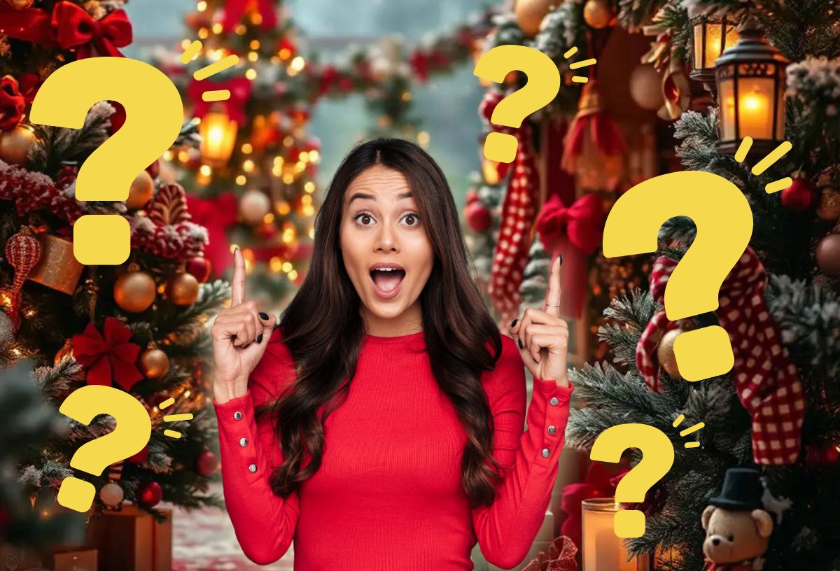 Barna hajú nő csodálkozó arccal mutat felfelé mindkét kezének mutatóujjával piros felsőben, háttérben karácsonyi díszítés, sárga kérdőjelek