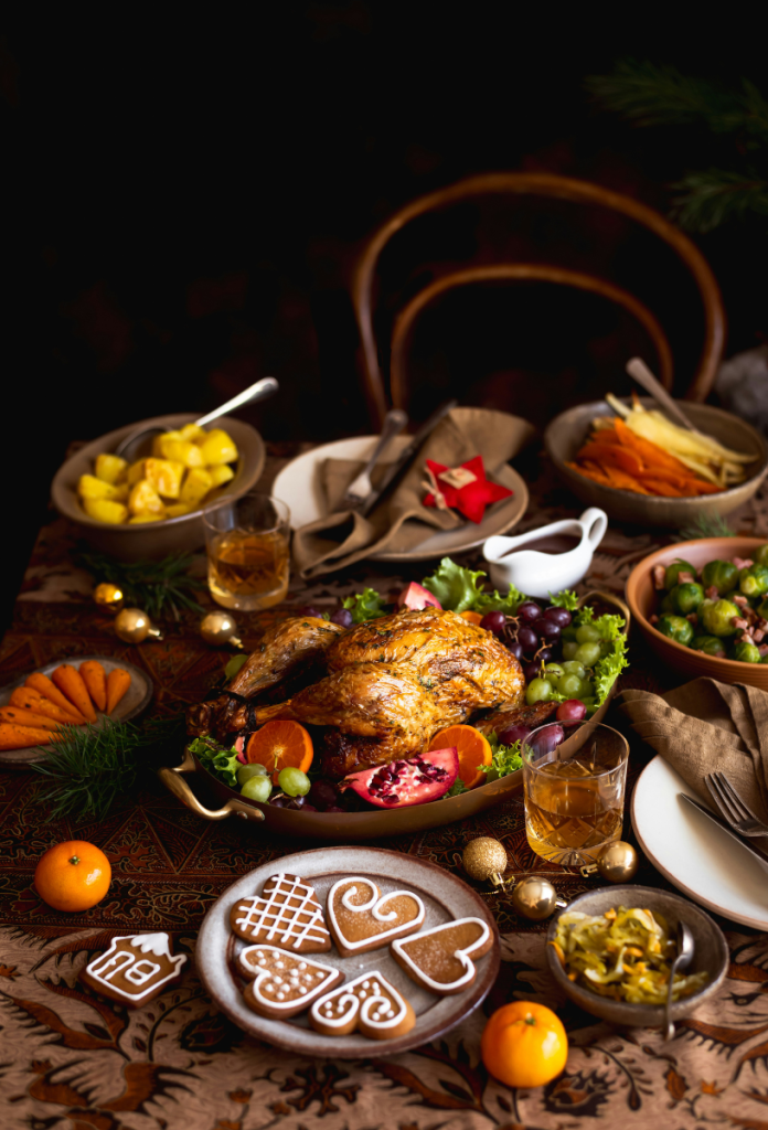 karacsonyi-menu-fogak-egeszsege | Marie Claire Karácsonyi menü terített asztalon sült csirkével, mézeskaláccsal, zöldségekkel, köretekkel