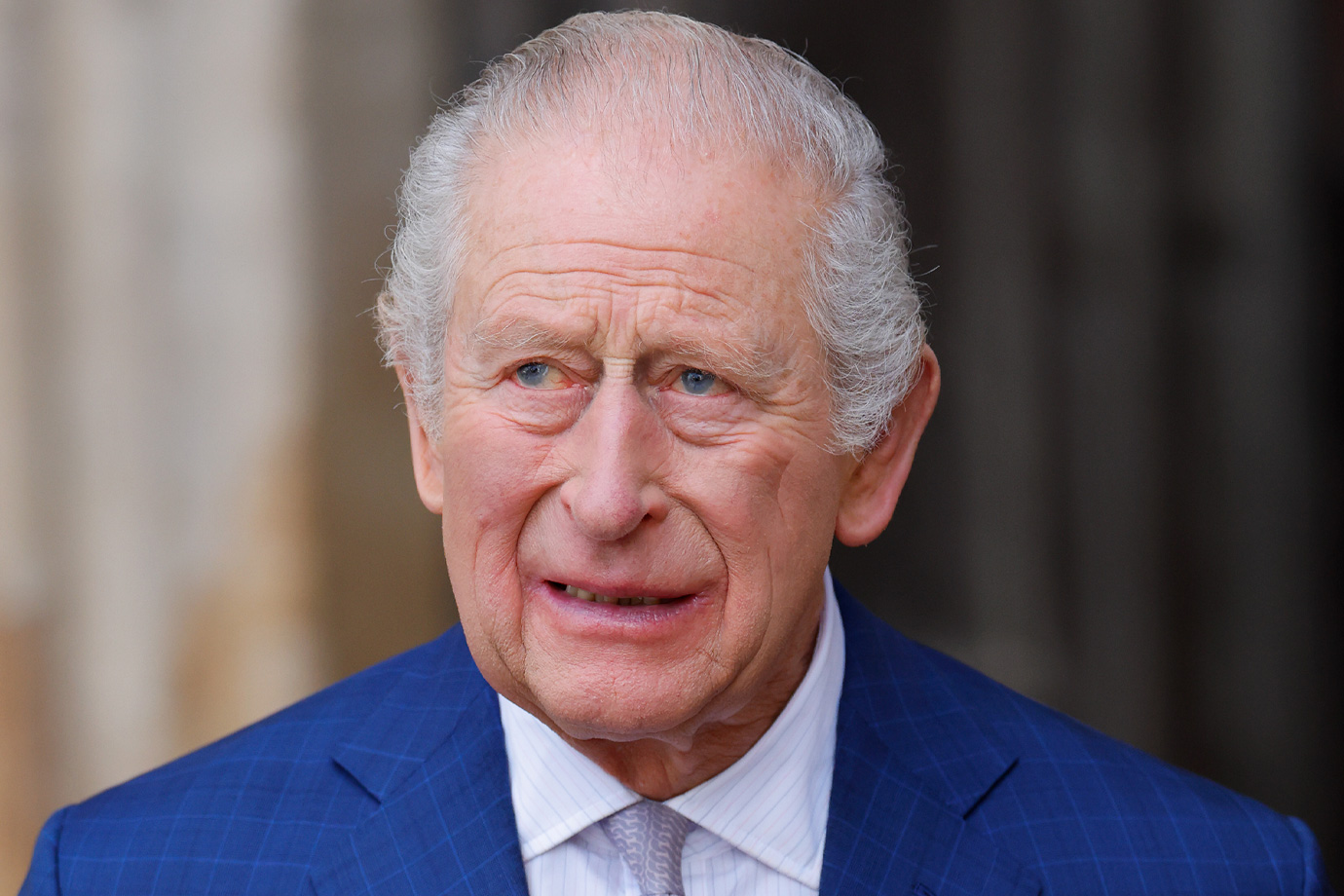 III. Károly király komoly arccal egy adventi istentiszteleten vesz részt Westminster-apátságban, 2025. december 10-én Londonban, Angliában