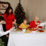 karácsonyi asztalnál ülő család, nagymamával