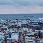 5. Reykjavík, Izland: Reykjavík nem csupán Izland fővárosa: a kreativitás és a rugalmasság központja is. A város kicsi, de tele van művészettel, kultúrával és lenyűgöző tájakkal, amelyek már az érkezés pillanatától magával ragadják az utasokat. A helyiek barátságos és nyitott viselkedésükről ismertek, így a látogatók otthon érzik magukat. Sonja Lyubomirsky pszichológiaprofesszor kutatása szerint a pozitív társas interakciók jelentősen növelhetik a boldogságot, és Reykjavík ezen a téren kiemelkedő.