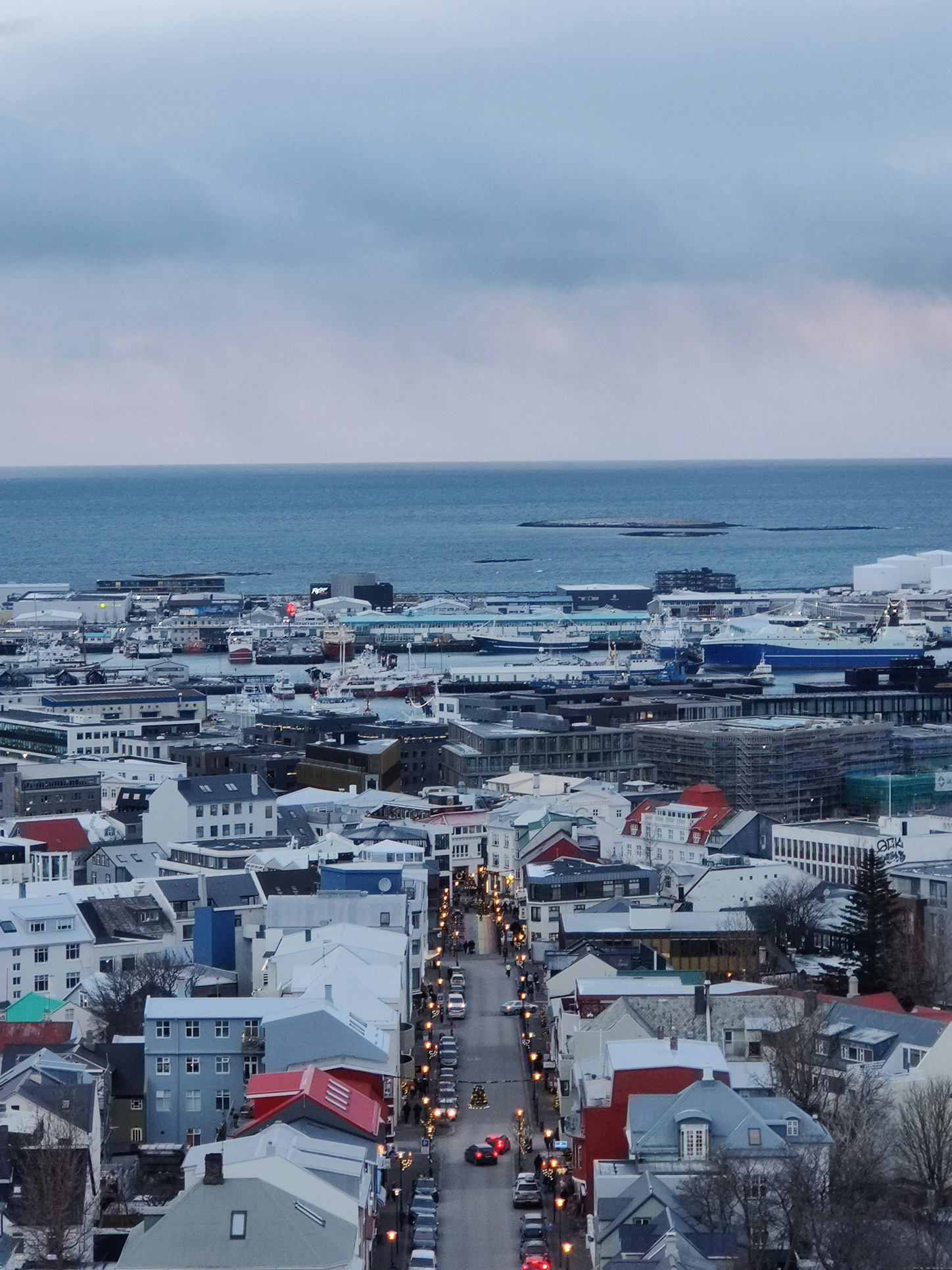 5. Reykjavík, Izland: Reykjavík nem csupán Izland fővárosa: a kreativitás és a rugalmasság központja is. A város kicsi, de tele van művészettel, kultúrával és lenyűgöző tájakkal, amelyek már az érkezés pillanatától magával ragadják az utasokat. A helyiek barátságos és nyitott viselkedésükről ismertek, így a látogatók otthon érzik magukat. Sonja Lyubomirsky pszichológiaprofesszor kutatása szerint a pozitív társas interakciók jelentősen növelhetik a boldogságot, és Reykjavík ezen a téren kiemelkedő.