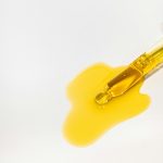 Pipettából kifolyó sárgás olaj