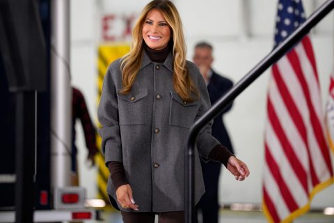 Melania Trump first lady mosolyogva megérkezik egy Vöröskereszt ünnepi csomagátadó rendezvényre egy hangárban, 2025. december 1-jén a marylandi Andrews Joint Bázison