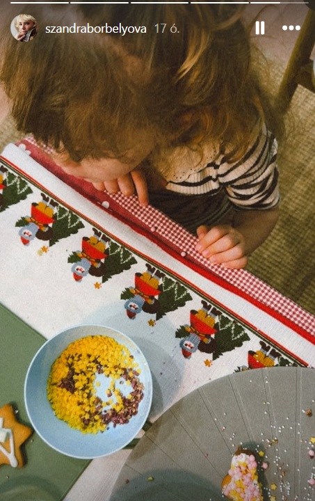 Így készítik Borbély Allexandra ikerlányai a mézeskalácsokat