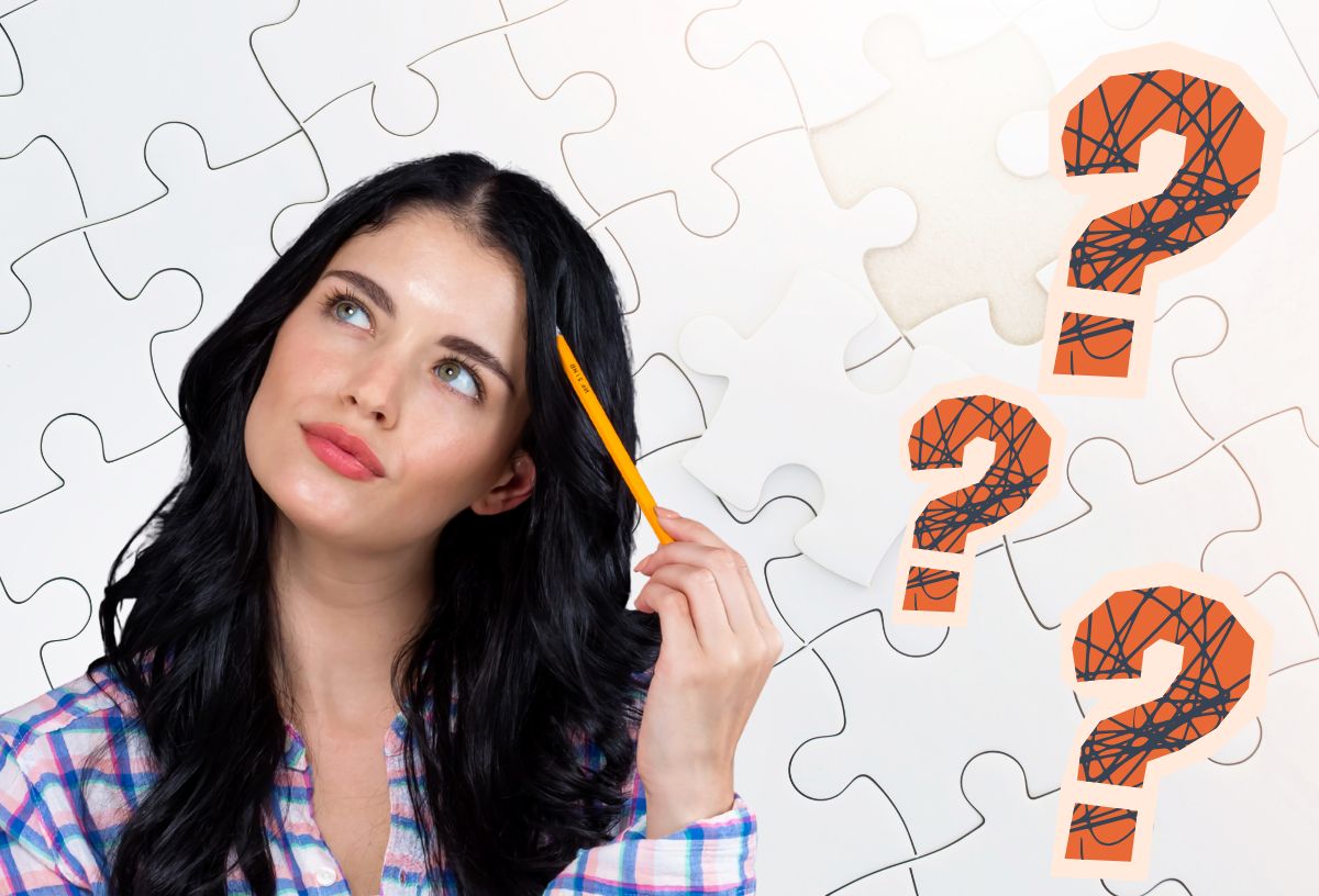 Háttérben fehér puzzle, sötéthajú fiatal szép nő gondolkodik, ceruzát tart a fejéhez, felfelé néz, narancsszínű kérdőjelek
