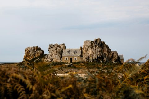 Brittany leghíresebb kis háza, a tenger felé fordulva, két hatalmas szikla között fekszik.