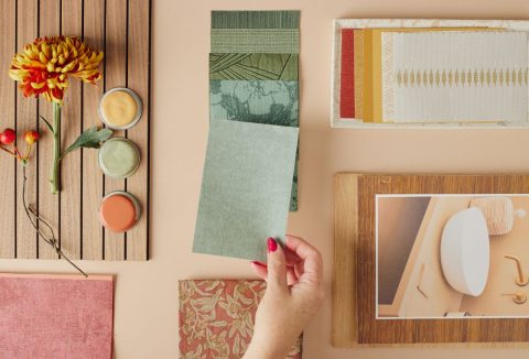 Pirosra lakkozott körmű női kéz harmonikus moodboardot készít virágga, színmintákkal, inspiráló fotókkal barack, narancs, zöld, sárga árnyalatokkal