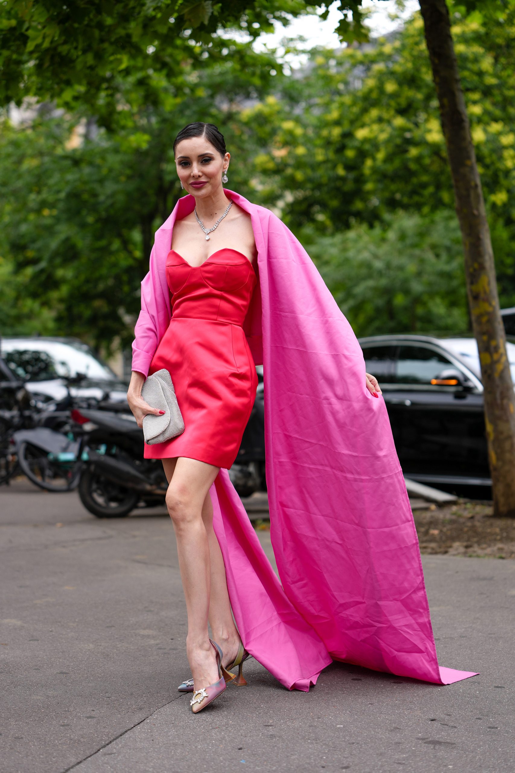 Modell piros ruhában pózol