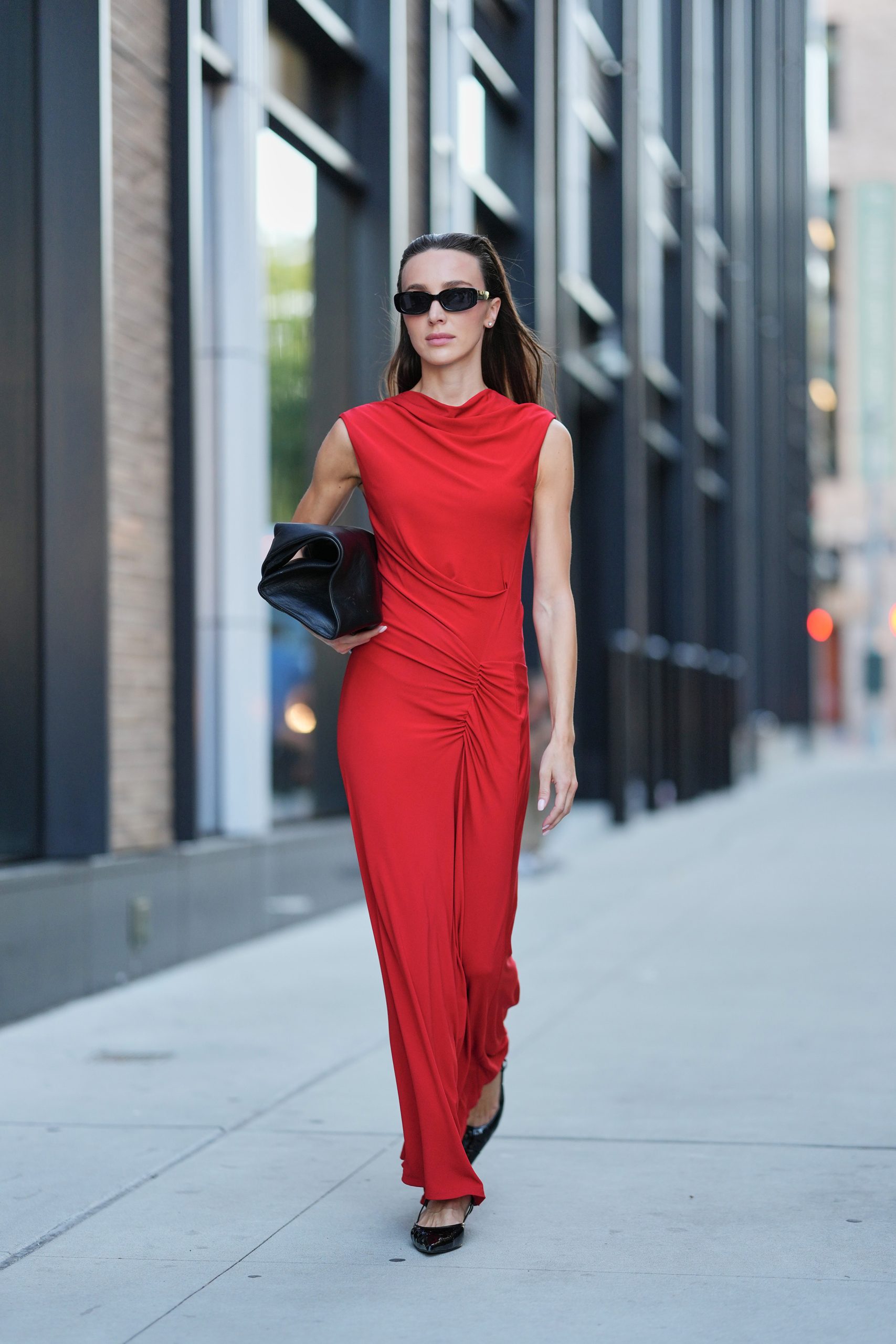 Modell piros ruhában pózol